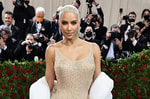Ким Кардашьян накинулась на пиццу и пончики после Met Gala – узнайте, почему
