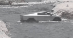 Tesla Cybertruck снова застрял на бездорожье