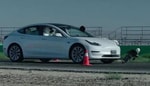 Tesla на автопилоте во время теста несколько раз переехала манекен ребенка