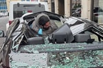 Мужчина прыгнул с девятого этажа, приземлился на BMW и выжил