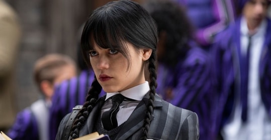 Париж в готике: Дженну Ортегу заметили на съемках нового сезона «Уэнсдей»