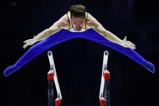 Ruminiyalik Gabriel Burtanete M&amp;S Bank Arena, Liverpul, Buyuk Britaniyadagi badiiy gimnastika bo'yicha jahon chempionatida erkaklar o'rtasida parallel barda yugurish saralash bosqichida. REUTERS/Molli Darlington