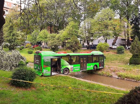Avariya oqibatida Tiranada Lana daryosining ikki qirg'og'i o'rtasida tiqilib qolgan avtobus. Albaniya