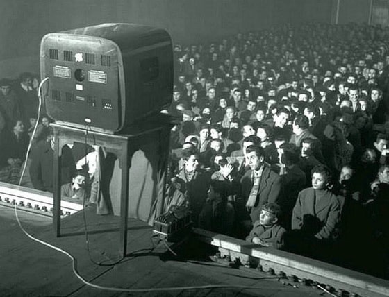 Kinoga tushgan odamlar kinoni katta ekranlar o'rniga televizorda tomosha qilishgan. 1956-yil