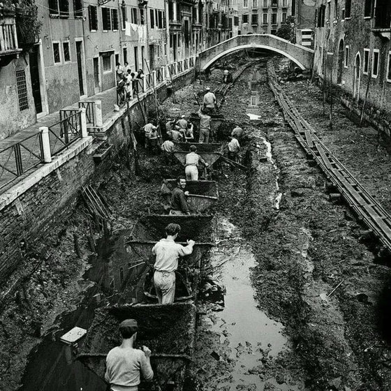Venetsiyada kanallarni tozalash ishlari jarayoni. 1956-yil