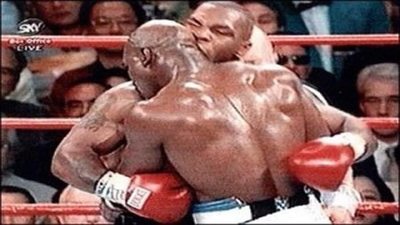 Mayk Tayson Evander Xolifildning qulog'ini tishlab olgan mashhur jang