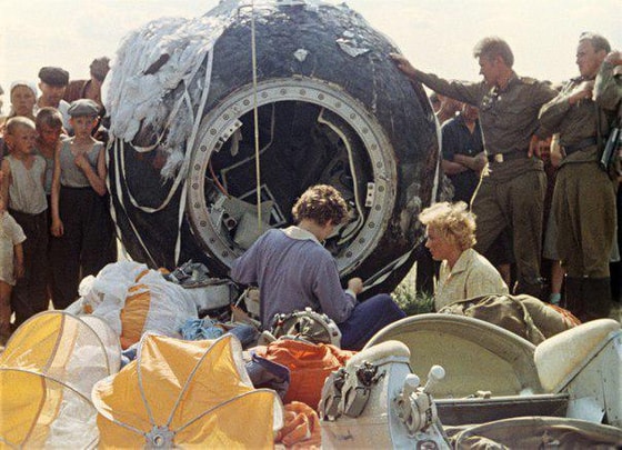 Birinchi ayol kostmonavt Valentina Tereshkova parvozdan so'ng. Oltoy o'lkasi. 1963-yil