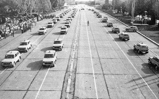 Toshkent, G'alaba kunini nishonlash vaqtidagi politsiya mashinalarining paradi. 1982-yil 9-may