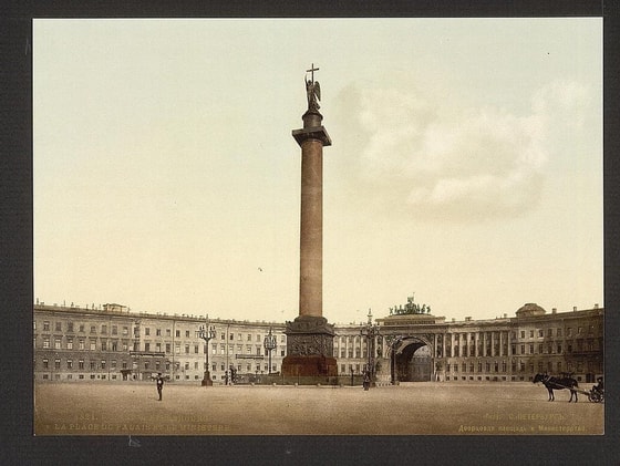 Sank-Peterburgdagi Aleksandr ustuni. Ustun qattiq granitdan yasalgan dunyodagi eng baland ustun bo'lib, uning og'irligi 704 tonnani tashkil qiladi