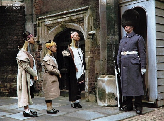 Londonga tashrif buyurgan Kayana ayollari. Ular bo'yinga taqadigan va uni uzaytiradigan guruch bo'yin uzuklarini taqishlari bilan mashhur. 1935-yil