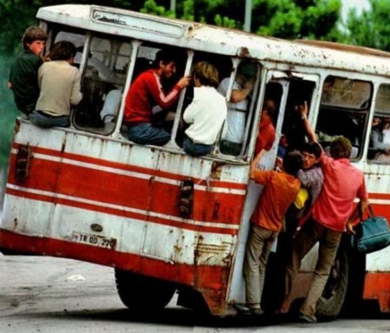 Tiranada tiqilinch avtobus qatnovlari. Albaniya. 1992-yil