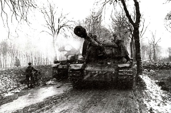 Bortida qo'shinlari bilan Berlinga qarab harakatlanayotgan 1-Belorus frontining IS-2 og'ir tanki. 1945-yil