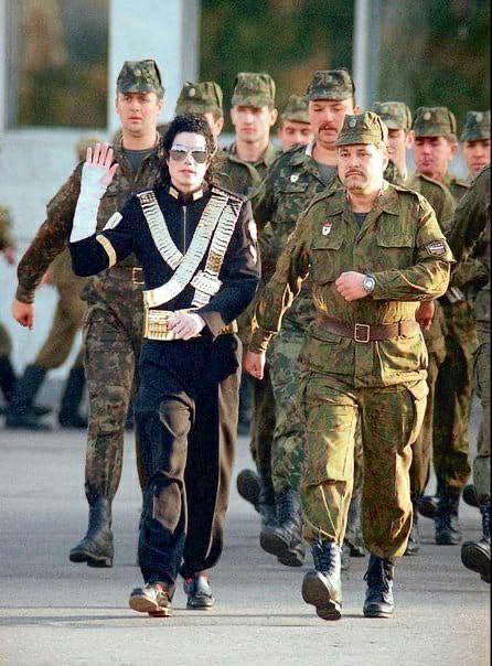 Rus askarlari bilan birga yurish qilgan Maykl Jekson. 1993-yil