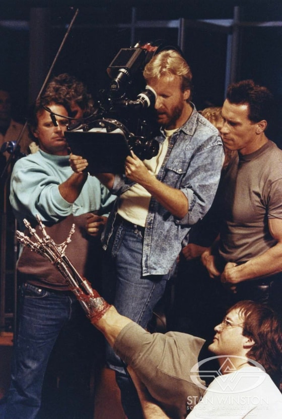 Jeyms Kemeron va Arnold Shvartsenegger "Terminatorning qo'li" filmini suratga olish jarayonlarida. 1991-yil