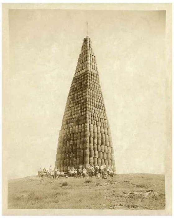 AQShda aholini alkogol balosidan qutqarish maqsadida yoqish uchun bochkalardan tayyorlangan minora. 1924-yil