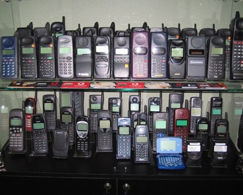 2000-yillarda urf bo'lgan mobil telefonlar kolleksiyasi