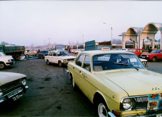 GAZ-2410 "Volga" mashinasi Toshkent shahridagi Eski-juva (hozirgi Chorsu) bozorida. 1996-yil