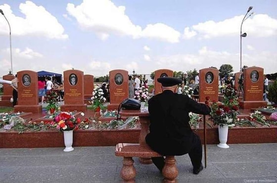 2004-yil 1-sentyabr kuni Rossiya Federatsiyada joylashagn Beslan shahrida sodir etilgan hujumda halok bo'lgan olti nafar bolaning qabrini ziyorat qilishgan kelgan bobosi Feliks Totiyev