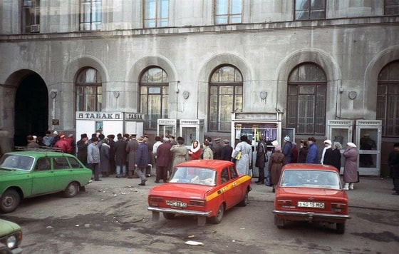 Tamaki mahsulotlarini sotib olish liniyasi va undagi xaridorlar navbati. 1989-yil
