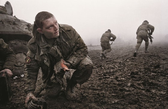 "Kavkazdagi Urus-Martan shahri yaqinidagi jangda rus askarlari". Rossiya, 2000-yil