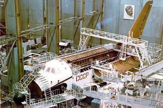 "Buran" qayta ishlatiladigan kosmik kemasining yig'ilish jarayonlari. SSSR, 1980-yil