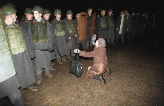 Moskvadagi Rossiya parlamenti binosi oldida kommunistlar tarafdori bo'lgan keksa ayolning kaltaklanishi. 1993-yil