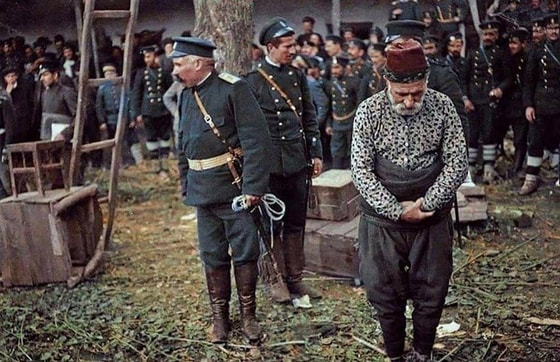 Bolqon urushi vaqtlarida qatlga o'limga hukum qilingan turk qatl etilishidan oldin ibodat qilish jarayoni. 1913-yil