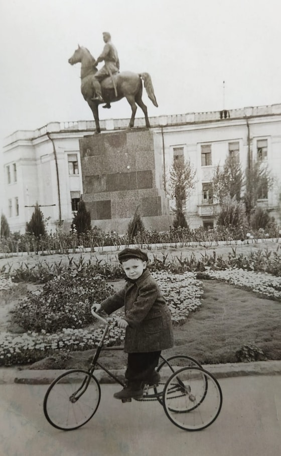Toshkent shahrida joylashgan Frunze haykali. 1958-1960-yillar