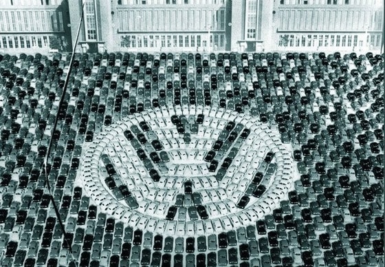 "Volfsburg" zavodi tomonida millioninchi "Volkswagen" mashinasining ishlab chiqarilishini nishonlash maqsadida avtomobillardan tashkil qilingan ko'rgazma. 1955-yil