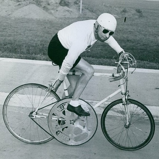 1962-yilda tezlik bo'yicha jahon rekordini o'rnatgan velesportchi va uning afsonaviy velosipedi. U 204,73 km/soat tezlik rekordini o'rnatgan va mazkur rekord 20 yil davomida saqlanib qolgan