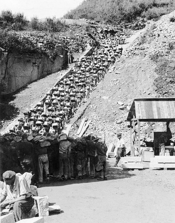 "O'lim zinapoyasi" — mahbuslar og'irligi 50 kg gacha bo'lgan granit blokini Mauthauzen kontslageridagi karer tepasiga 186 zinapoyaga olib chiqish jarayonlari. 1940-yil boshlari