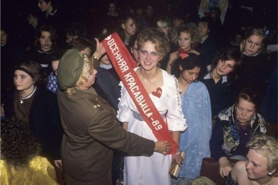 Voyaga yetmagan ayollar koloniyasida "Kuz go'zali-89" nominatsiyasi bilan taqidrlash jarayonlari. Ryazan, 1989-yil