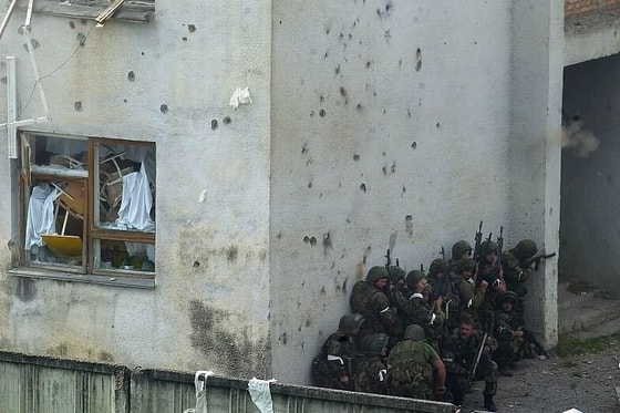 Belsandagi qo'lga olingan maktab binolaridan biriga kirishga shaylanib turgan Alfa bo'linmasining hujumchilari. 2004-yil