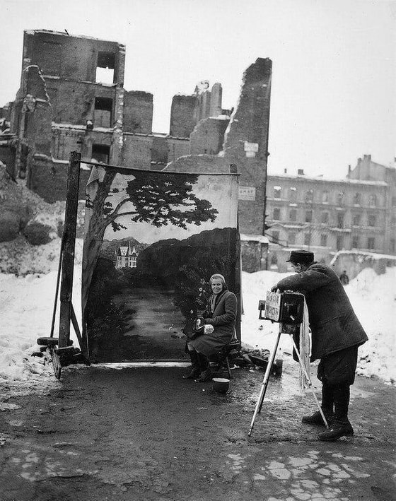 Ko'cha fotosuratchisi, Varshava. 1946-yil