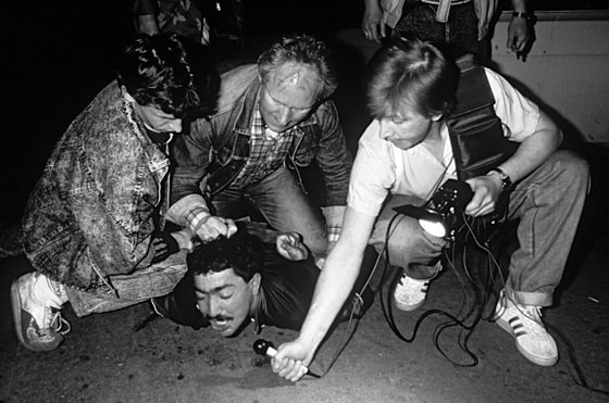 Entik mafiyasining a'zosi hibsga olish jarayonida muxbirning intervyu olishi. 1991-yil