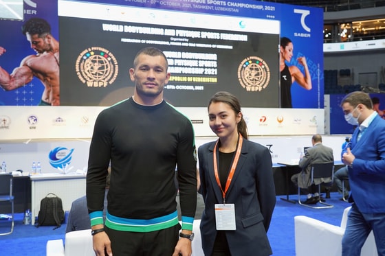 На фото: Махмуд Мурадов и Диёра Сайфиддинова на чемпионате по бодибилдингу в Ташкенте.&nbsp;