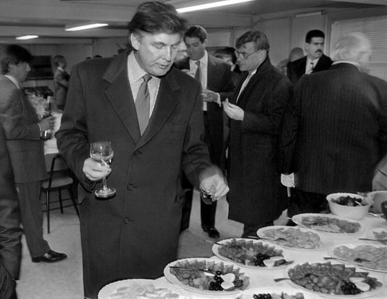 Mosvadagi ziyofatda ishtirok etgan Donald Tramp. 1996-yil
