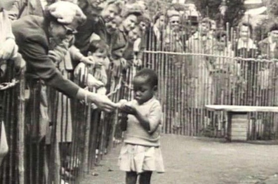Bryussel shahridagi hayvonot bog'ida namoyish etilgan qora tanli qizcha. 1958-yil