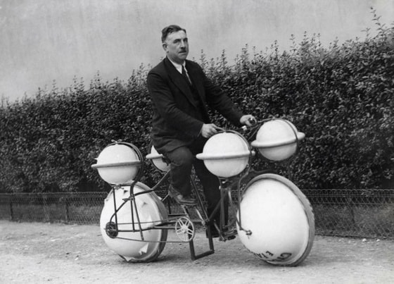 Belgacha chuqurlikdagi suv havzalarida ham harakatlanish imkonini beradigan amfibiya velosipedi. Parij. 1932-yil