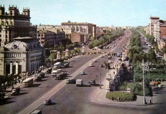 Moskvaning tirbandliksiz va reklamalarsiz ko'chalari. 1960-yil
