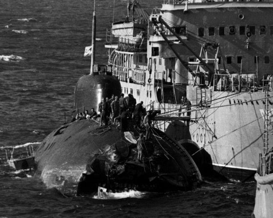 Sovet K-314 kemasi, 1984-yil mart oyida USS KITTY HAWK (CV-63) samolyot tashuvchisi bilan to'qnashganda