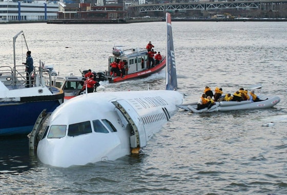 2009-yil 15-yanvar kuni Nyu-Yorkdagi A320 samolyotining mashhur qulashi. Ushbu&nbsp; qulash ortidan ekipaj a'zolari ham yo'lovchilar ham sog' omon qutqarib olingani va hech kimga zarar yetmagani uchun "Gudzondagi mo'jiza" deb nomlangan