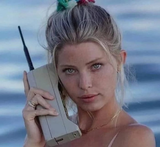 Motorolaning DynaTAC 8000X modeli. Uning narxi 3995 dollar bo'lib, vazni 1 kgni tashkil qilgan. 1984-yil