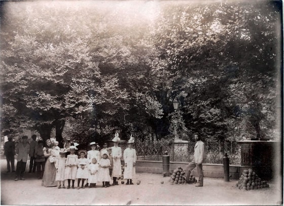 Воспитанницы Кауфманского приюта у места погребения К. П. фон Кауфмана, 1900 г.&nbsp;