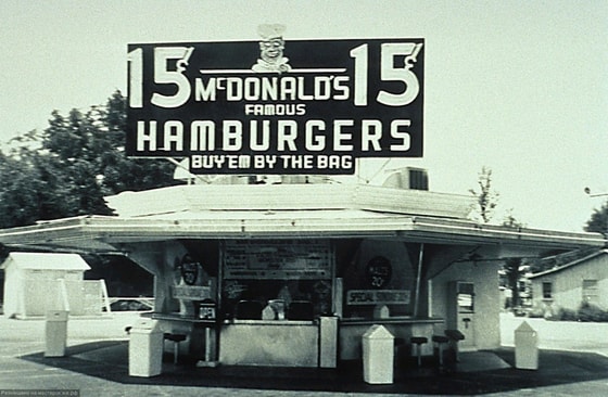 Dunyodagi eng birinchi McDonald's. U 1940-yilda Kaliforniyaning San-Bernardino shahrida ochilgan