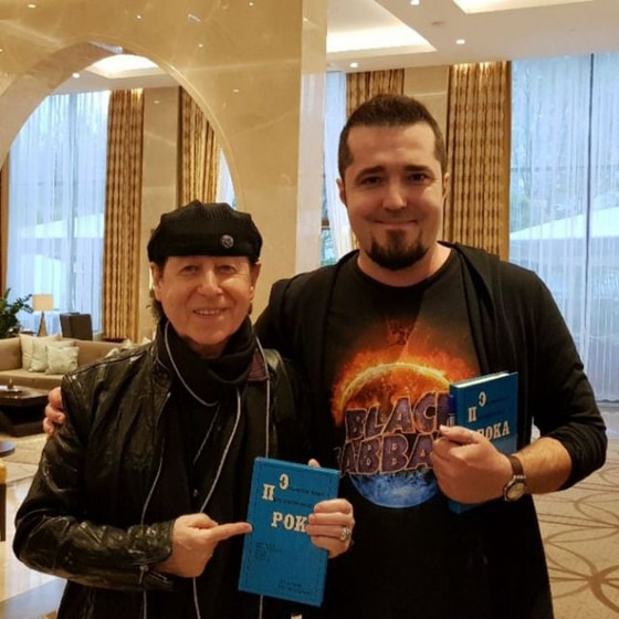 Клаус Майне (Scorpions) в руках держит одну из книг Виталия Меньшикова. Рядом с Клаусом - Дмитрий Меньшиков.&nbsp;