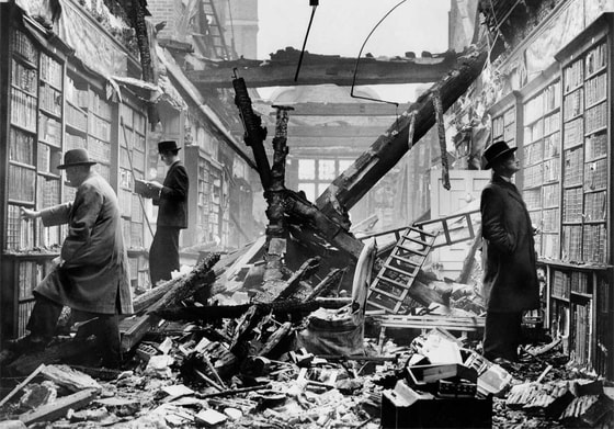 Ikkinchi Jahon urushi vaqtlarida bomba tushgan kutubxona. London. 1940-yil