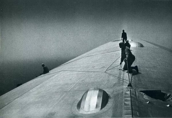 Rio-de-Janeyroga yo'l olgan "Graf Zeppelin" havo kemasining parvoz vaqtida ta'mirlash jarayonlari. 1934-yil