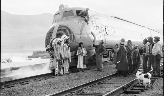 Hindistonliklar poyezd haydovchisiga tantanali ravishda qizil ikra sovg'a qilish marosimi. AQSh. 1940-yil