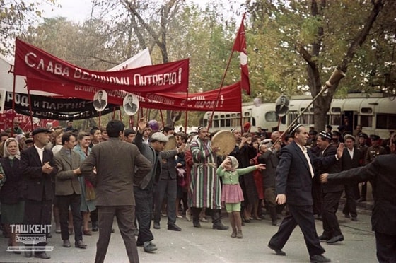 &nbsp;Toshkent. Buyuk Oktyabr Sotsialistik inqilobi kunida o'tkazilgan parad. 1965-yil 7-noyabr